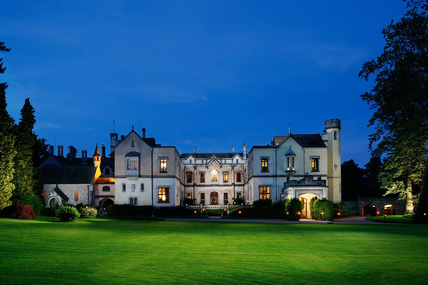 怪 狂 怨 Airbnbで泊まれる呪いの館5選