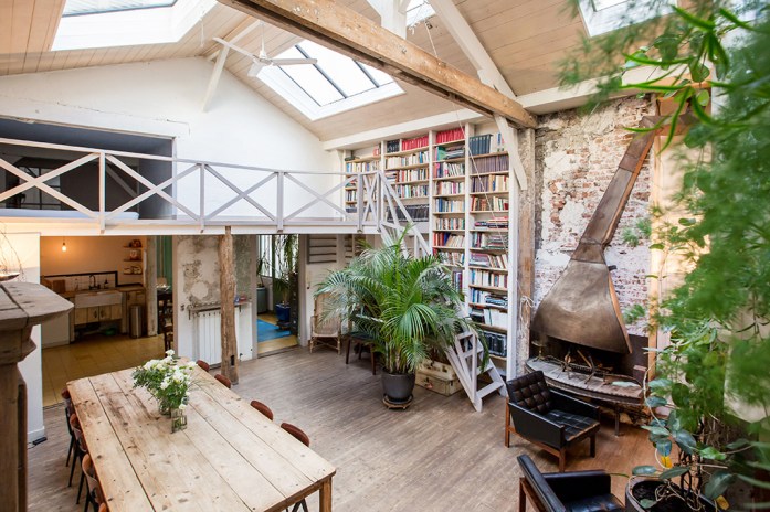 10 Airbnbs with Libraries to Bring Out Your Inner Bookworm