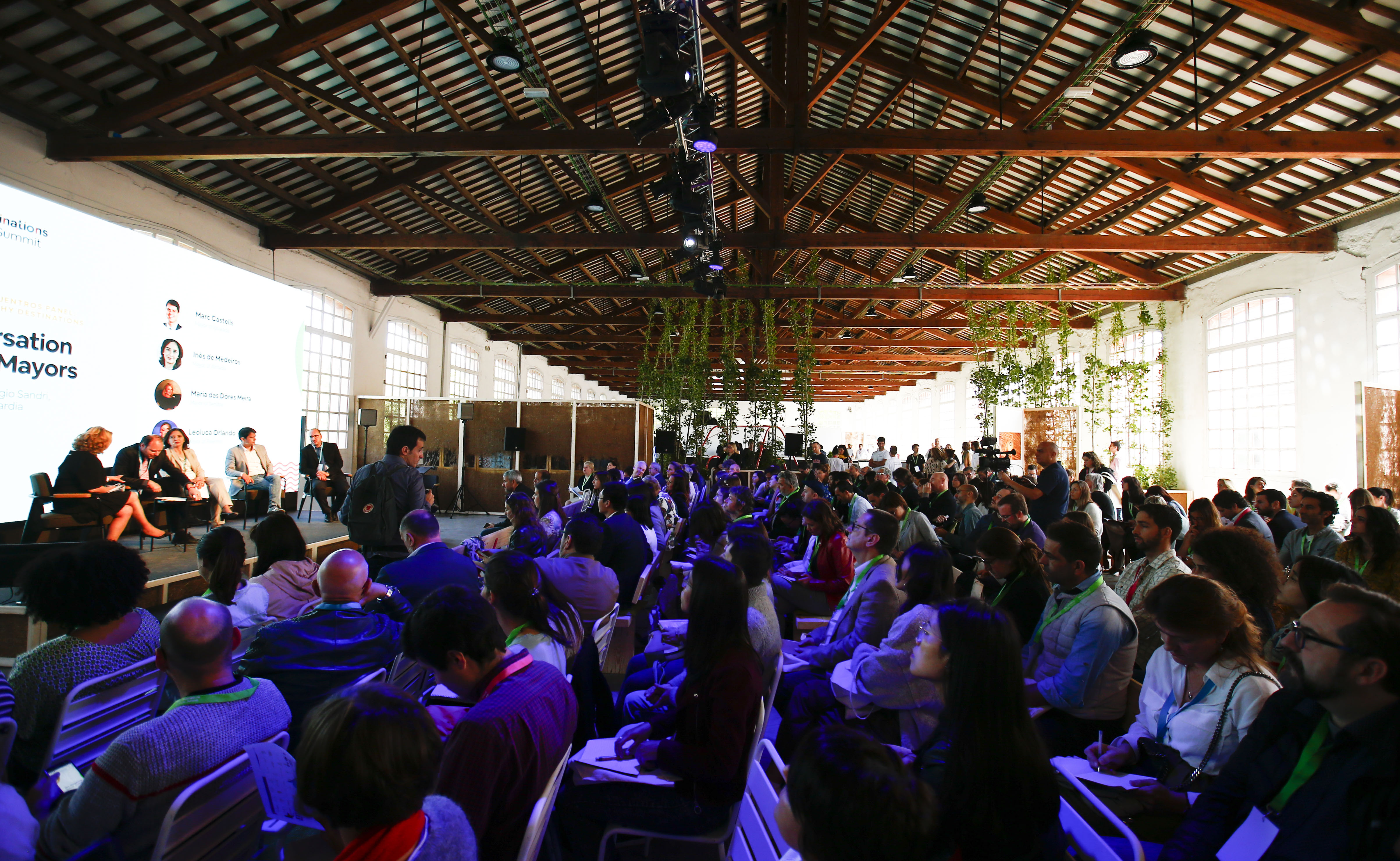 A crowd watches watches a panel discussion at the Igualada New Destinations Summit.