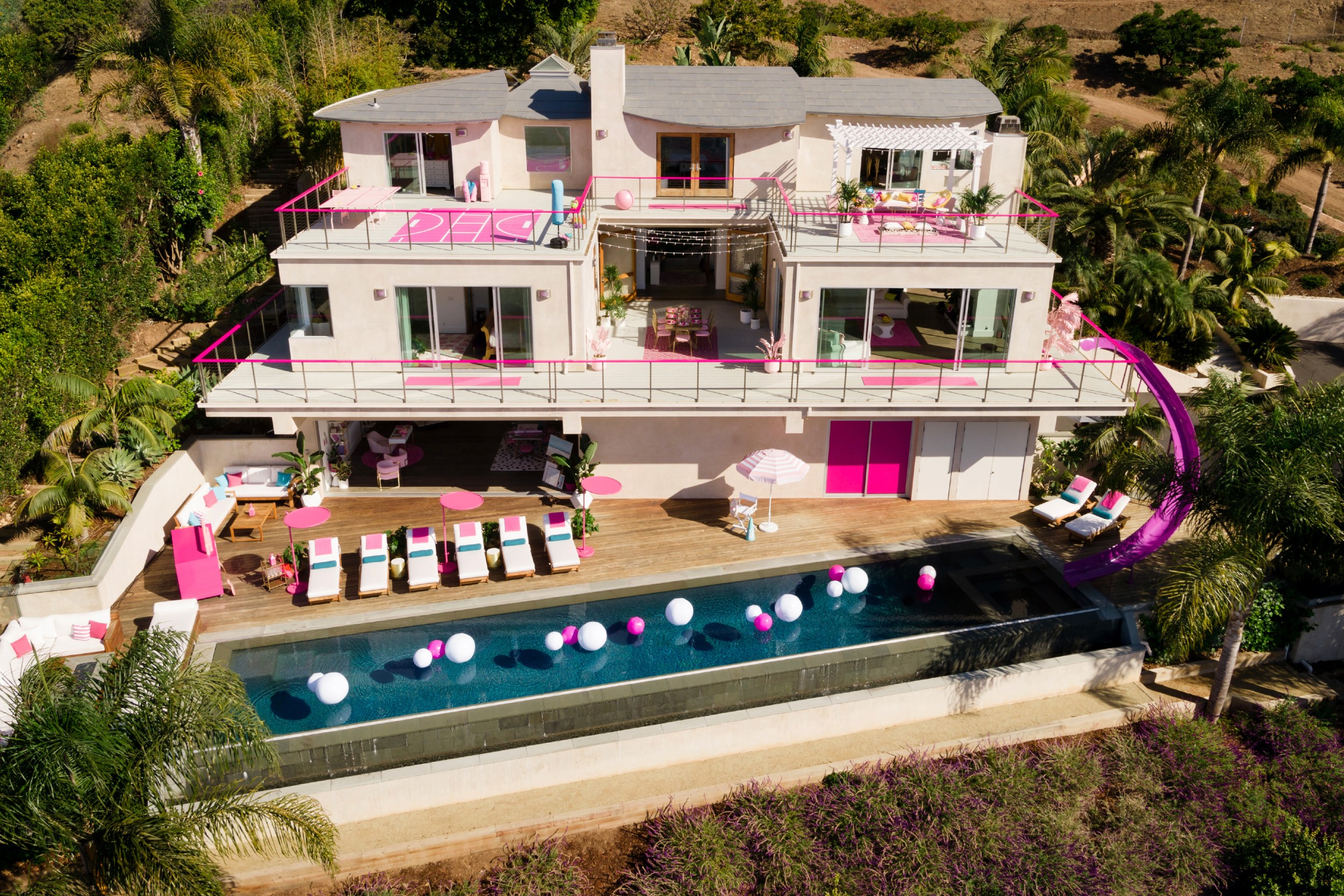 ned Styre glimt Barbie® opens the doors to her iconic Malibu Dreamhouse on Airbnb