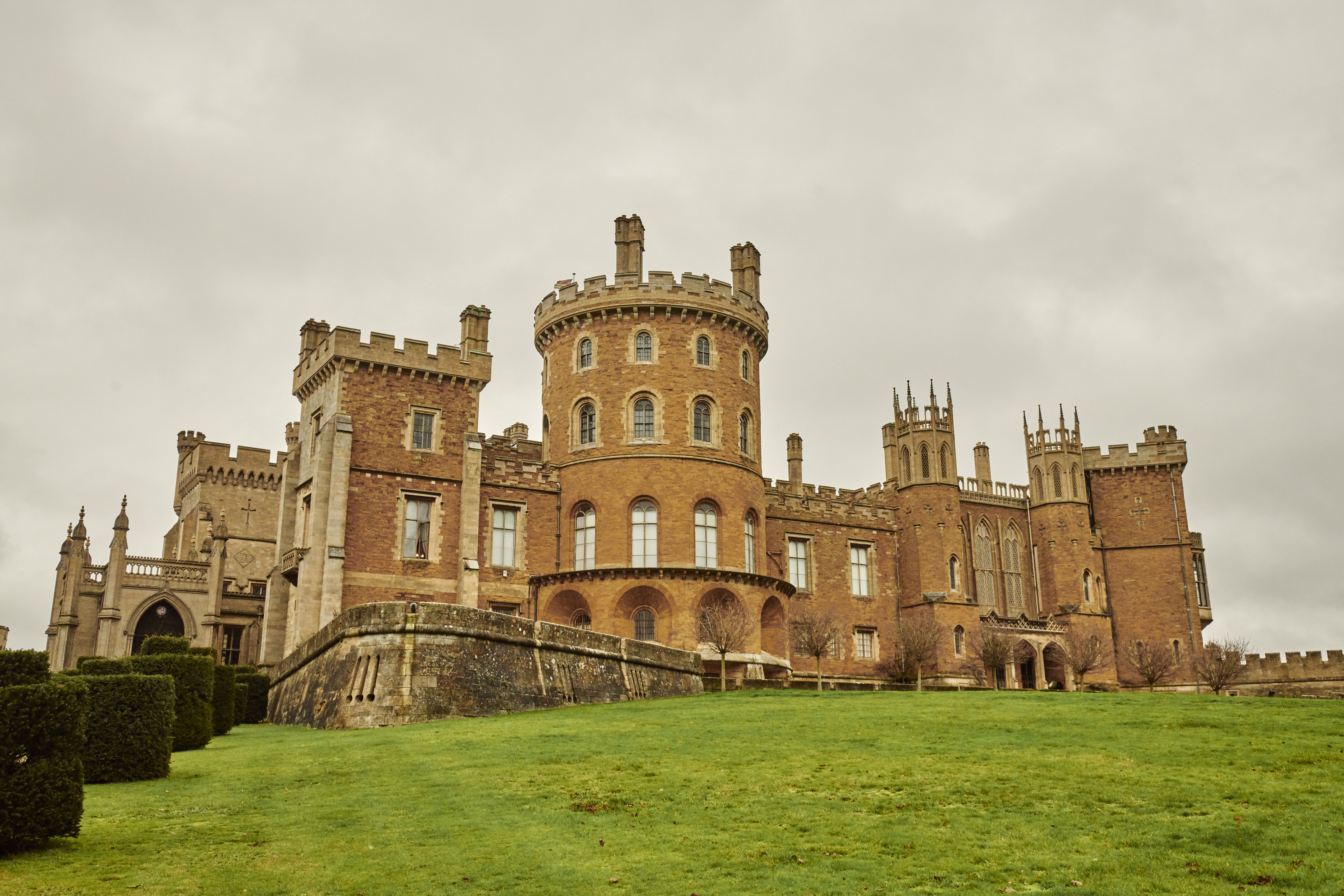 Castle the queen. Бельвуар замок Англия. Королева в Виндзорском замке. Замок королевы Елизаветы в Англии. Замок королевы Елизаветы 2.