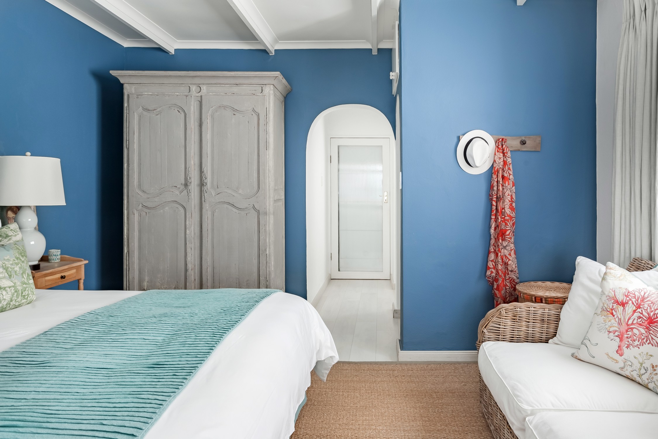 Classic Blue”: espacios teñidos del color del año en Airbnb