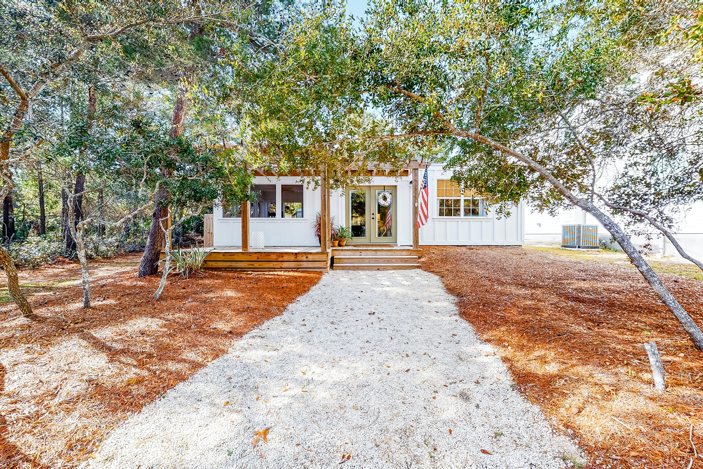 Exterior view of the Dog Friendly Cottage with Wifi in the Florida Panhandle