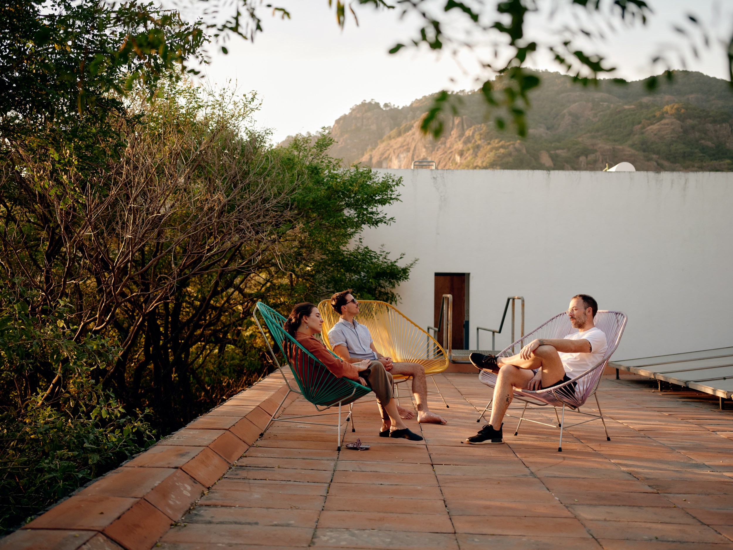 Dos hombres teniendo una conversacion en una terraza