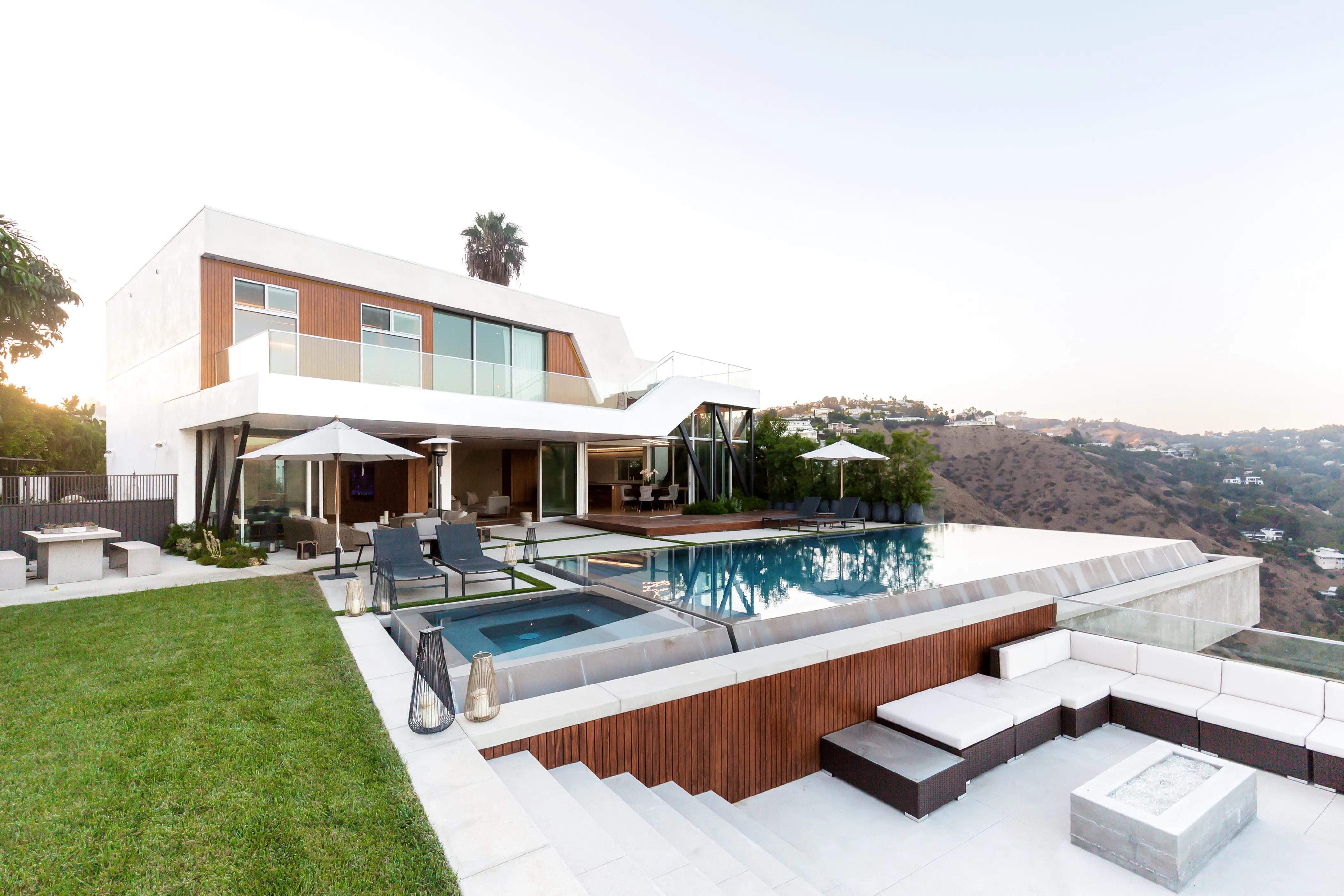Exterior of Houseplant house, includes infinity pool, outside deck and modern architecture.