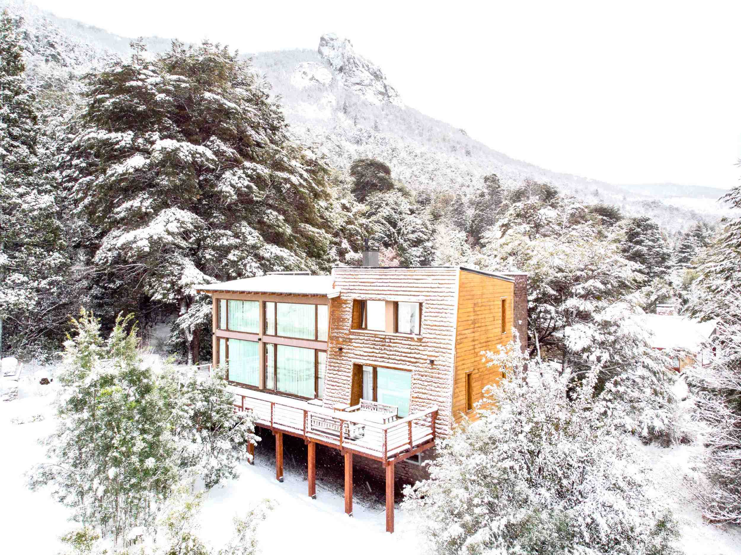 Panoramic view of a chalet in the winter of Bariloche