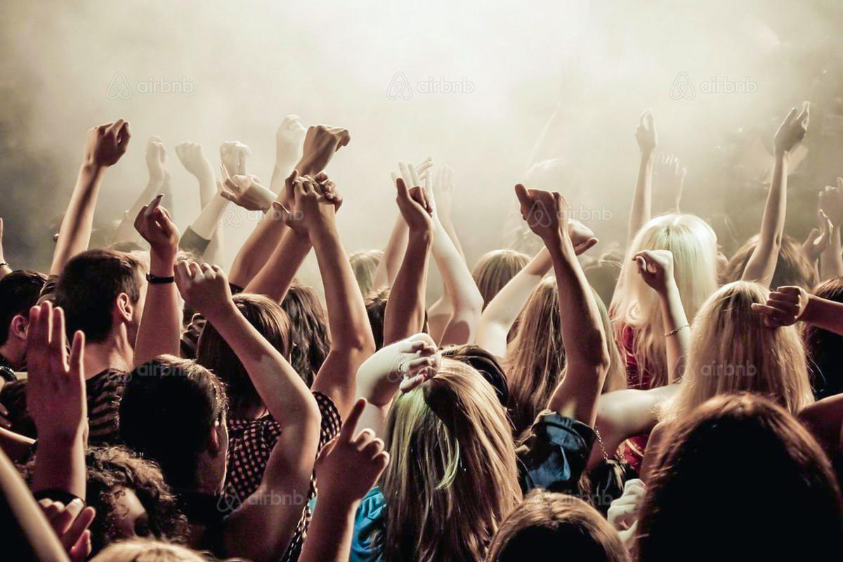 vista de personas viendo un concierto