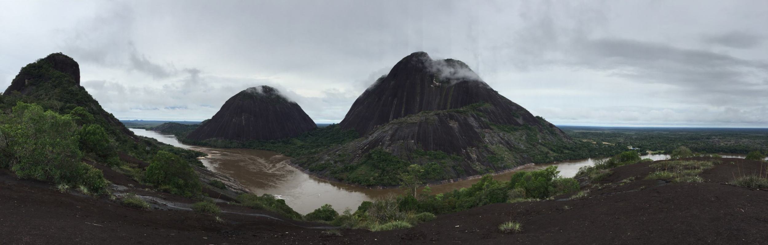 Rio inírida con montañas nubladas