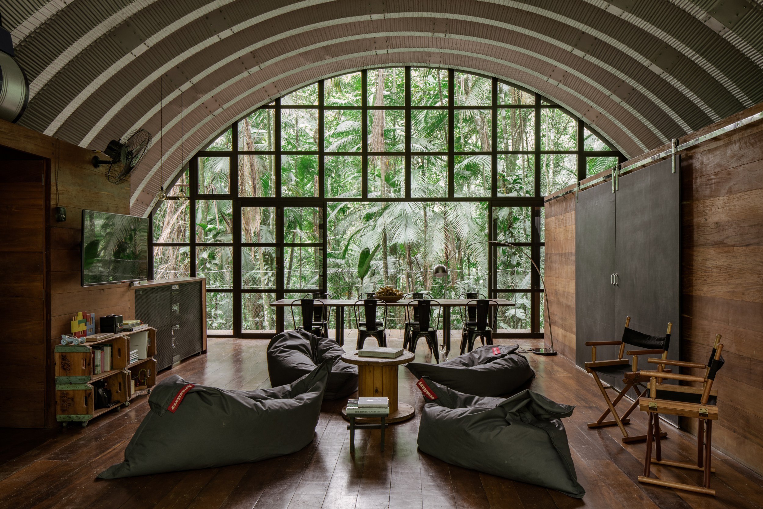 Vista del área social en una casa en medio de la selva de Brazil