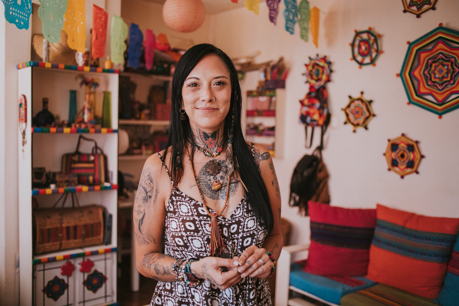 Johanna, anfitriona mexicana, mirando a la cámara de frente en su espacio decorado con tejidos y colores