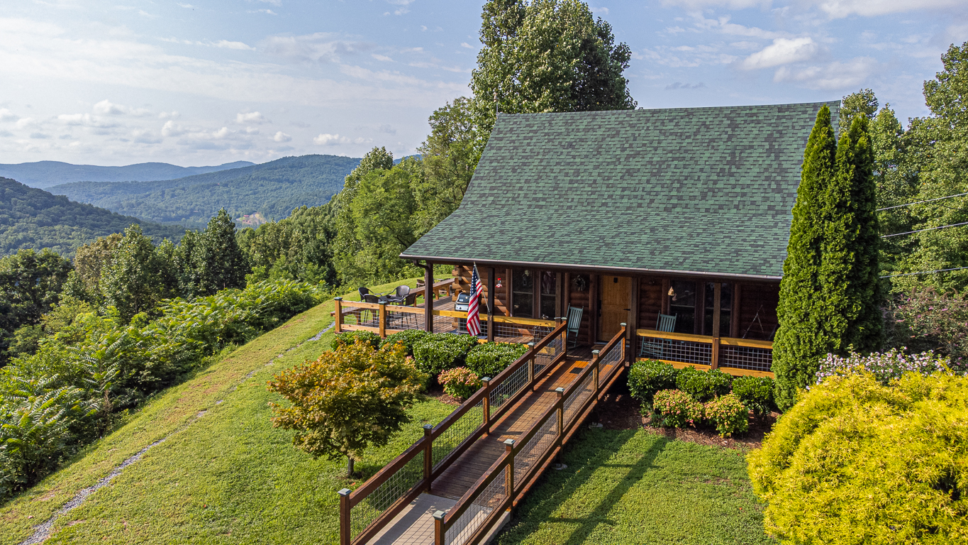 Image of a log cabin at the top of a mountain in North Carolina