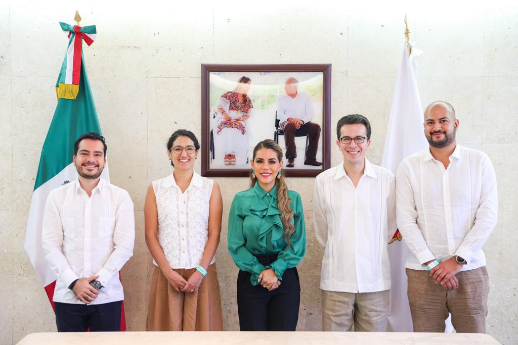 Funcionarios del estado de Guerrero, Mexico, junto a Angel Terral, gerente de Airbnb en Mexico y Centroamerica y el Caribe y Sebastian Colin Campaign manager