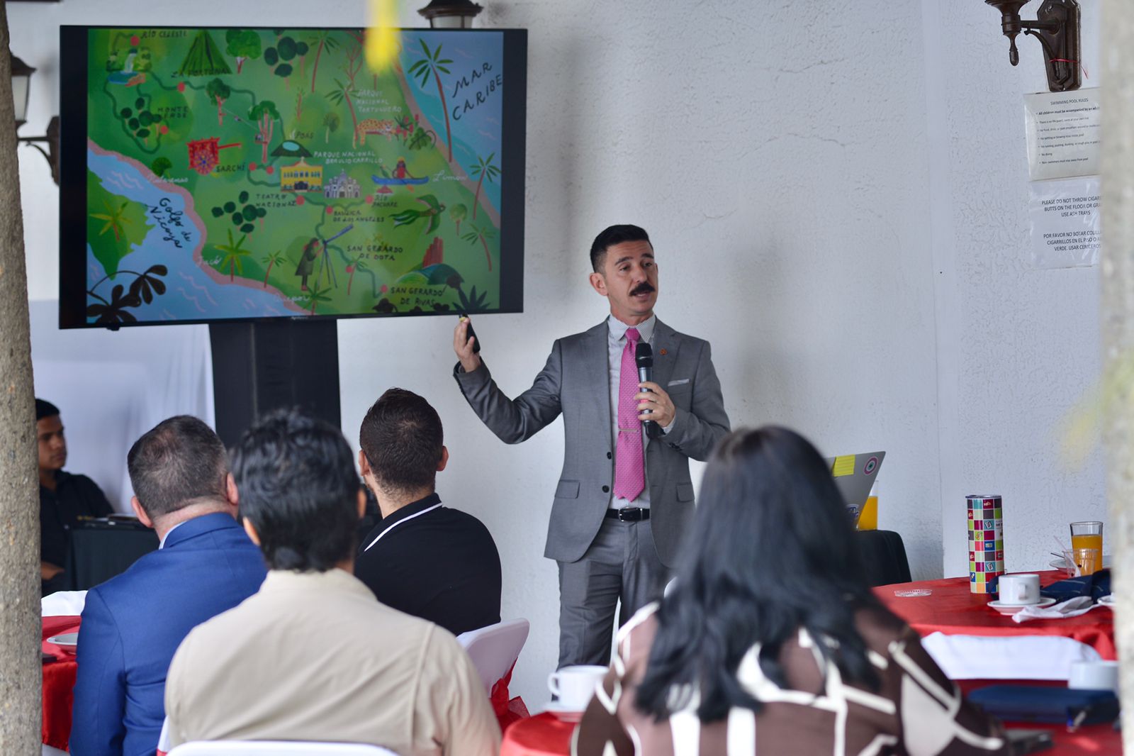 Presentacion del dispersal report por un ejecutivo de Airbnb ante una audiencia en San Jose, Costa Rica