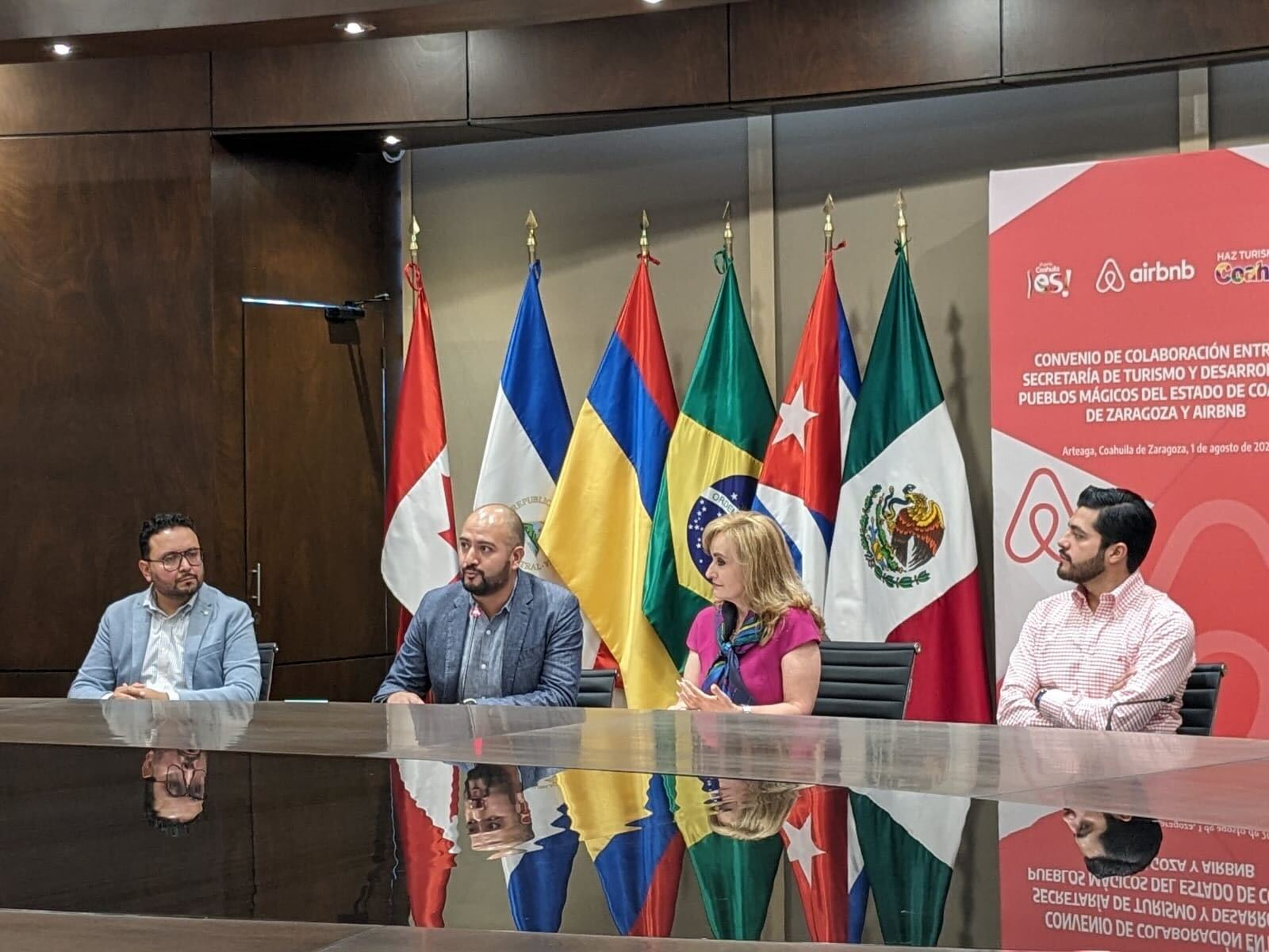 Representantes del gobierno de Coahuila y Airbnb