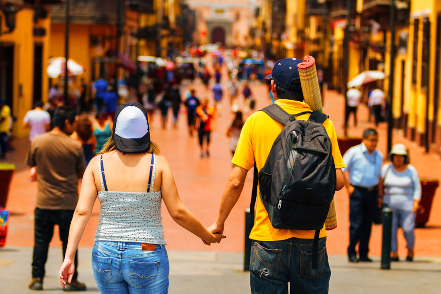 Pareja joven vista desde atras caminando por las calles de Lima, Peru