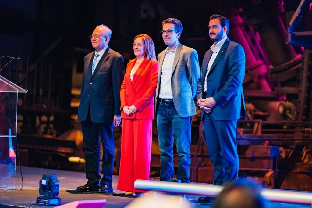 tres funcionarios del gobierno del estado de Nuevo Leon en Mexico junto a Angel Terral de Airbnb posan en la tarima