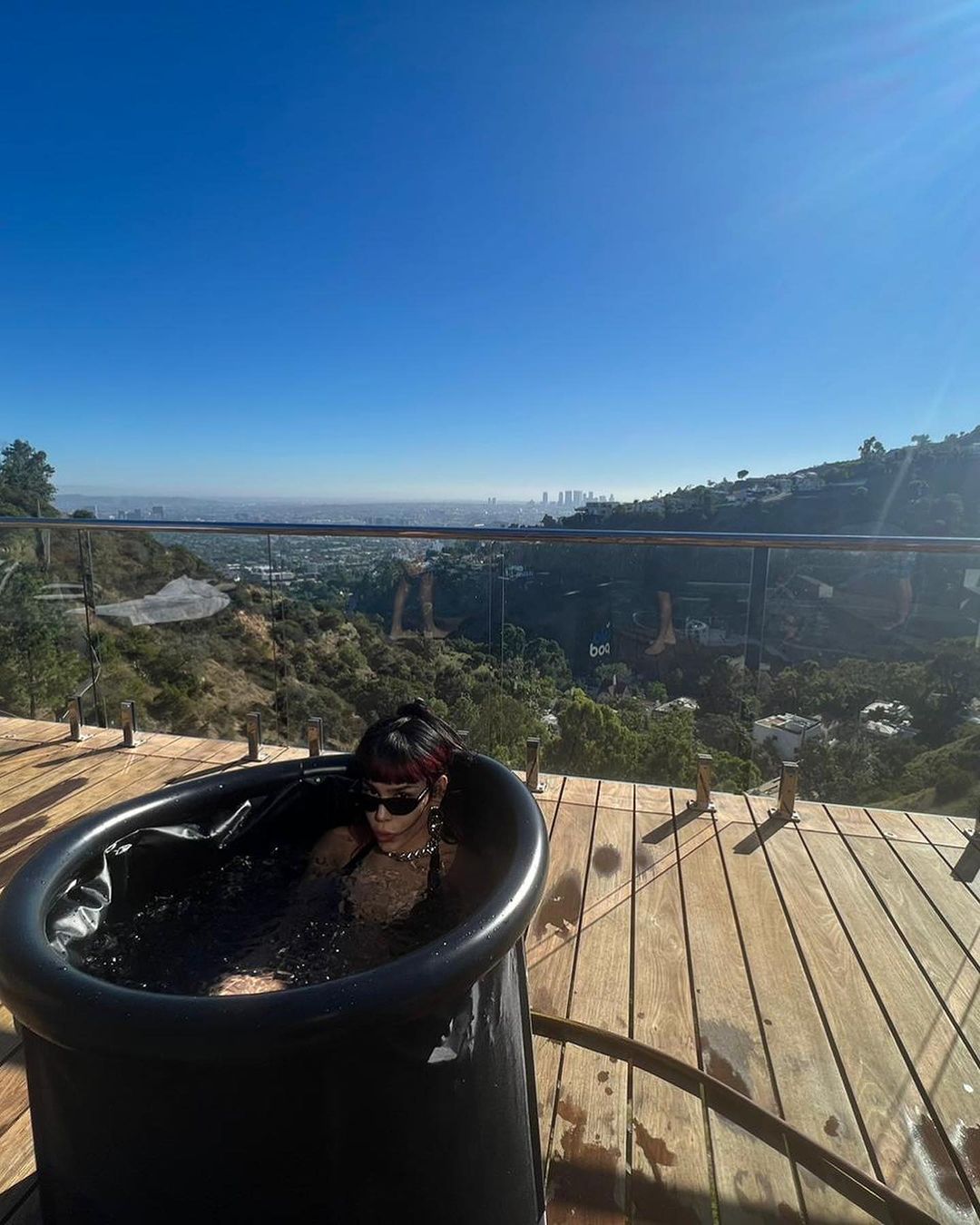 Danna Paola en una tina con la vista al fondo de Los Angeles