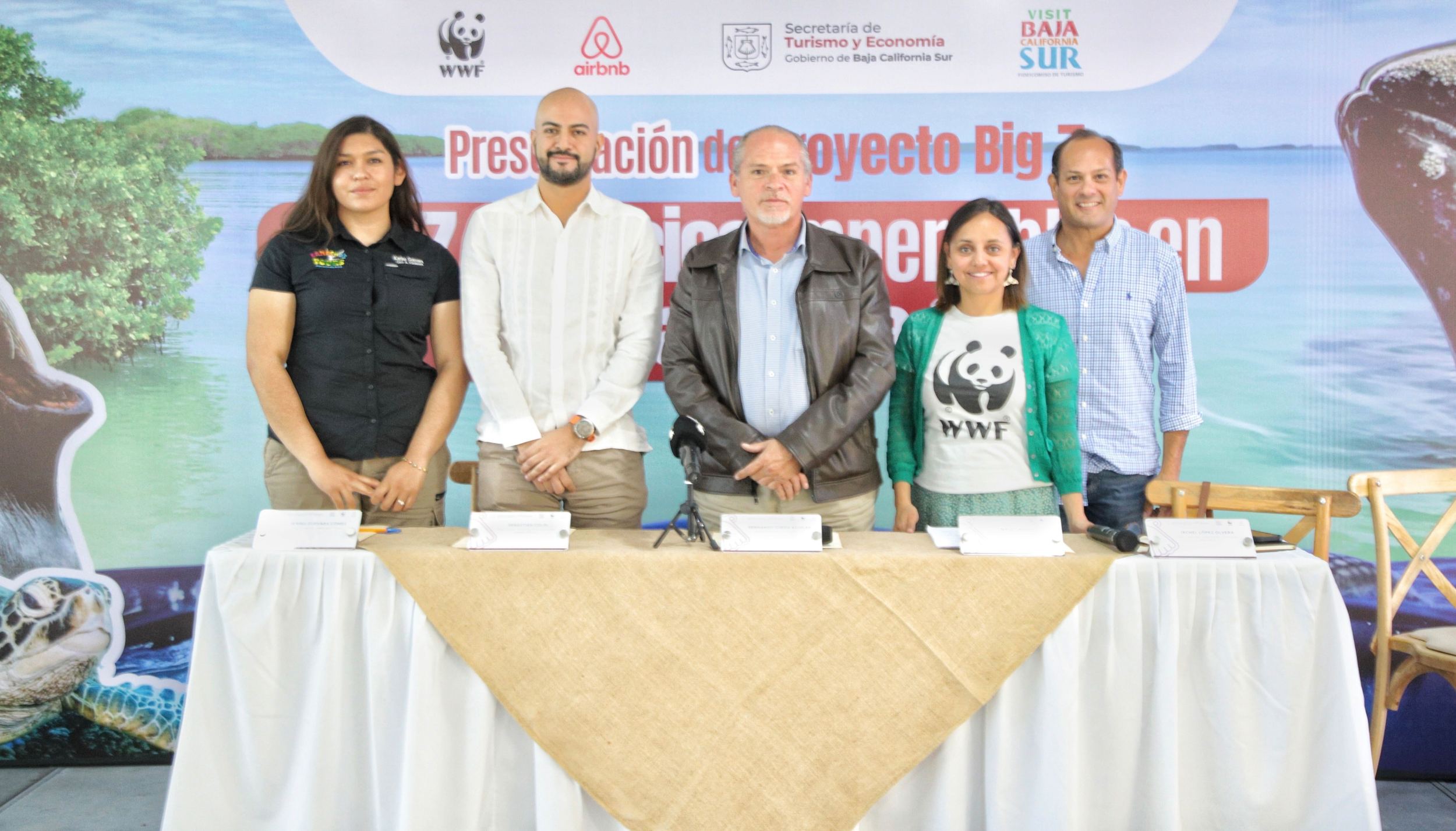 Funcionarios de WWF, gobierno de Baja California Sur y Airbnb