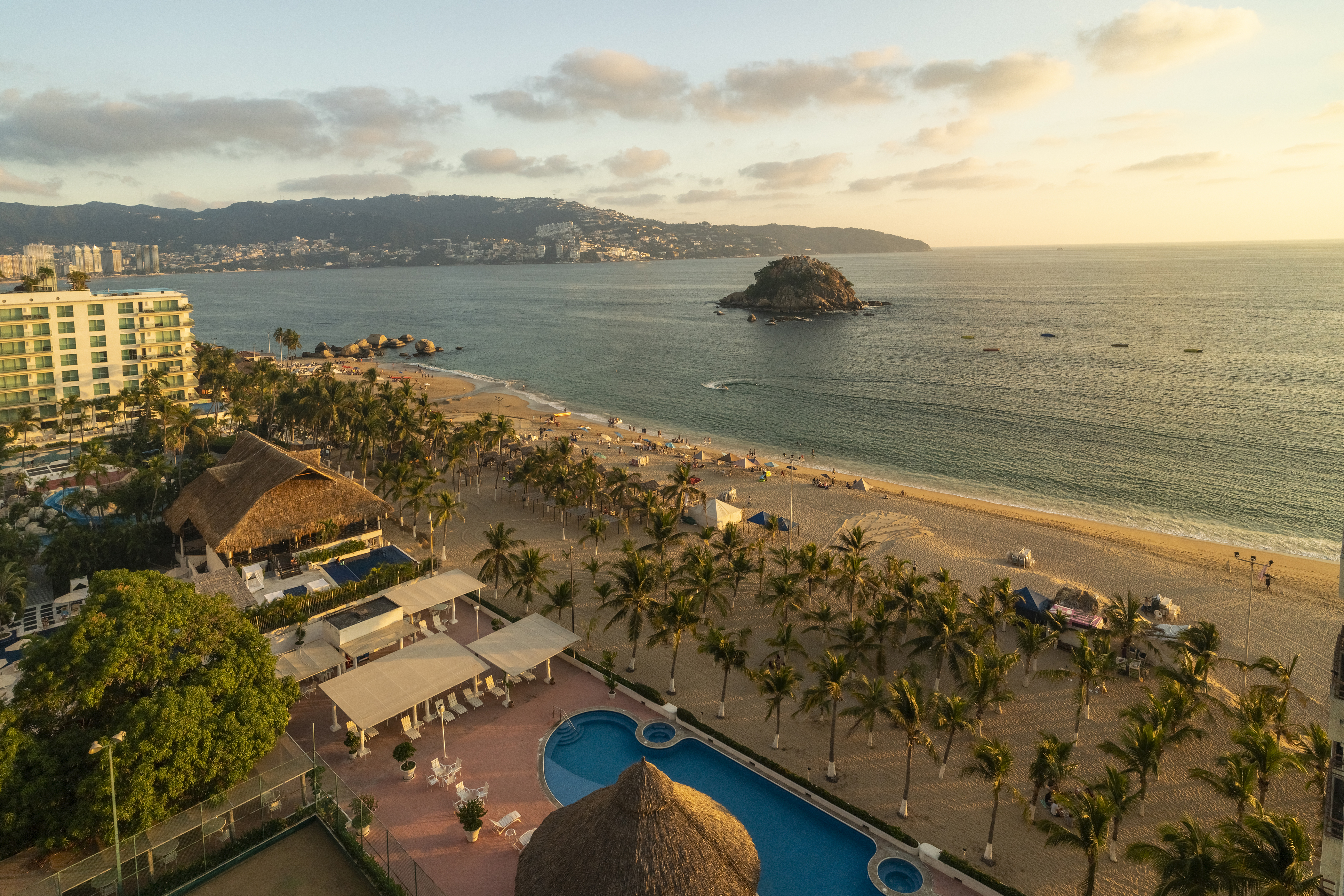 Vista panorámica de la playa de Acapulco, México en el atardecer