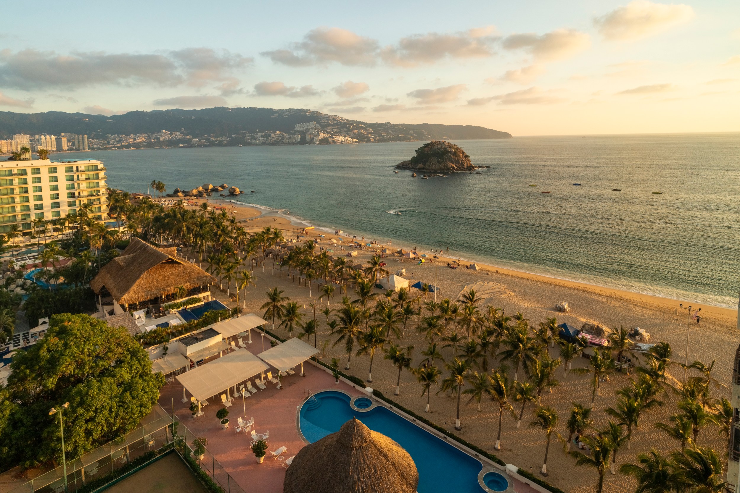 Vista panorámica de la playa de Acapulco, México en el atardecer