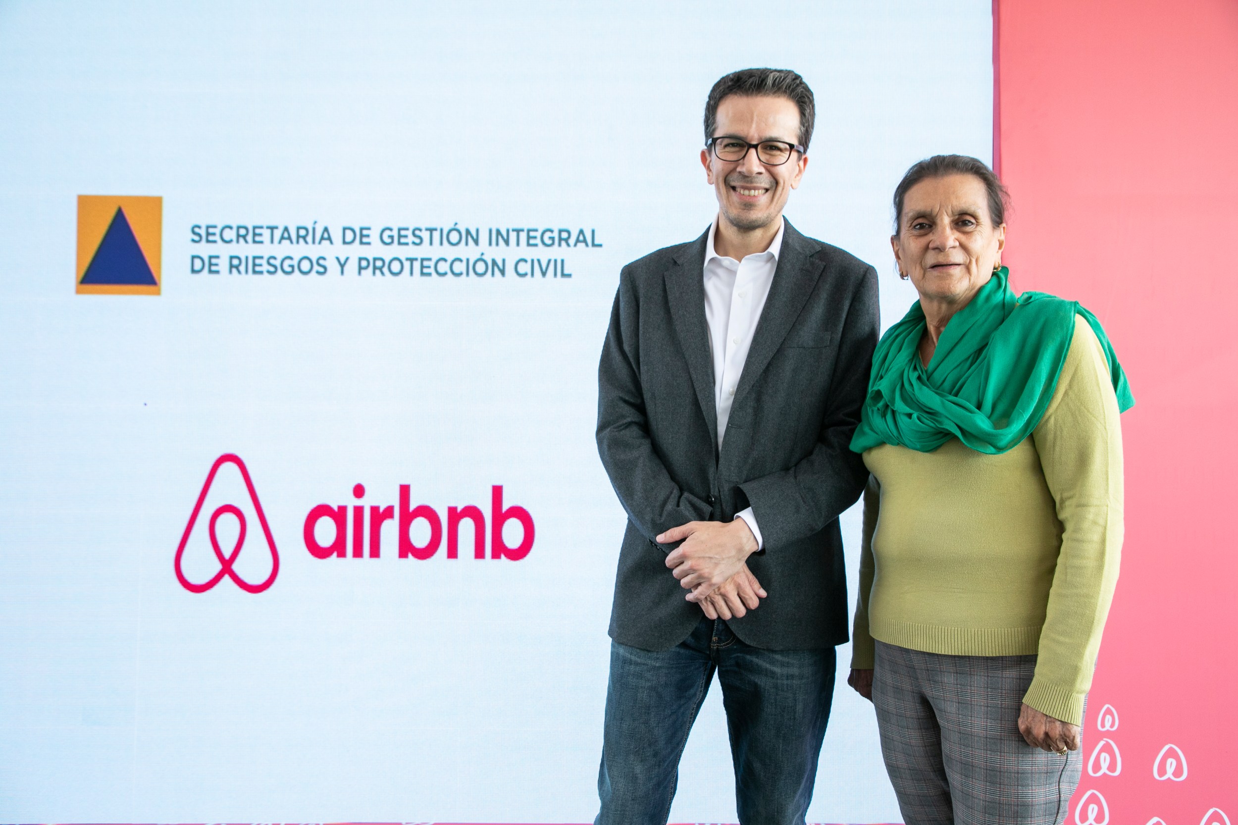 Ángel Terral, Director General de Airbnb para México, Centroamérica y el Caribe to the left and to the right Myriam Vilma Urzúa Venegas, Secretaria de Gestión Integral de Riesgos y Protección Civil de la Ciudad de México.