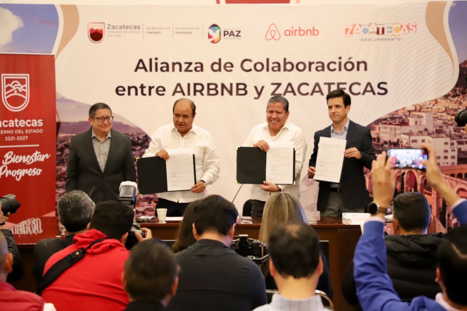 Government and Airbnb representatives signing the Zacatecas MoU