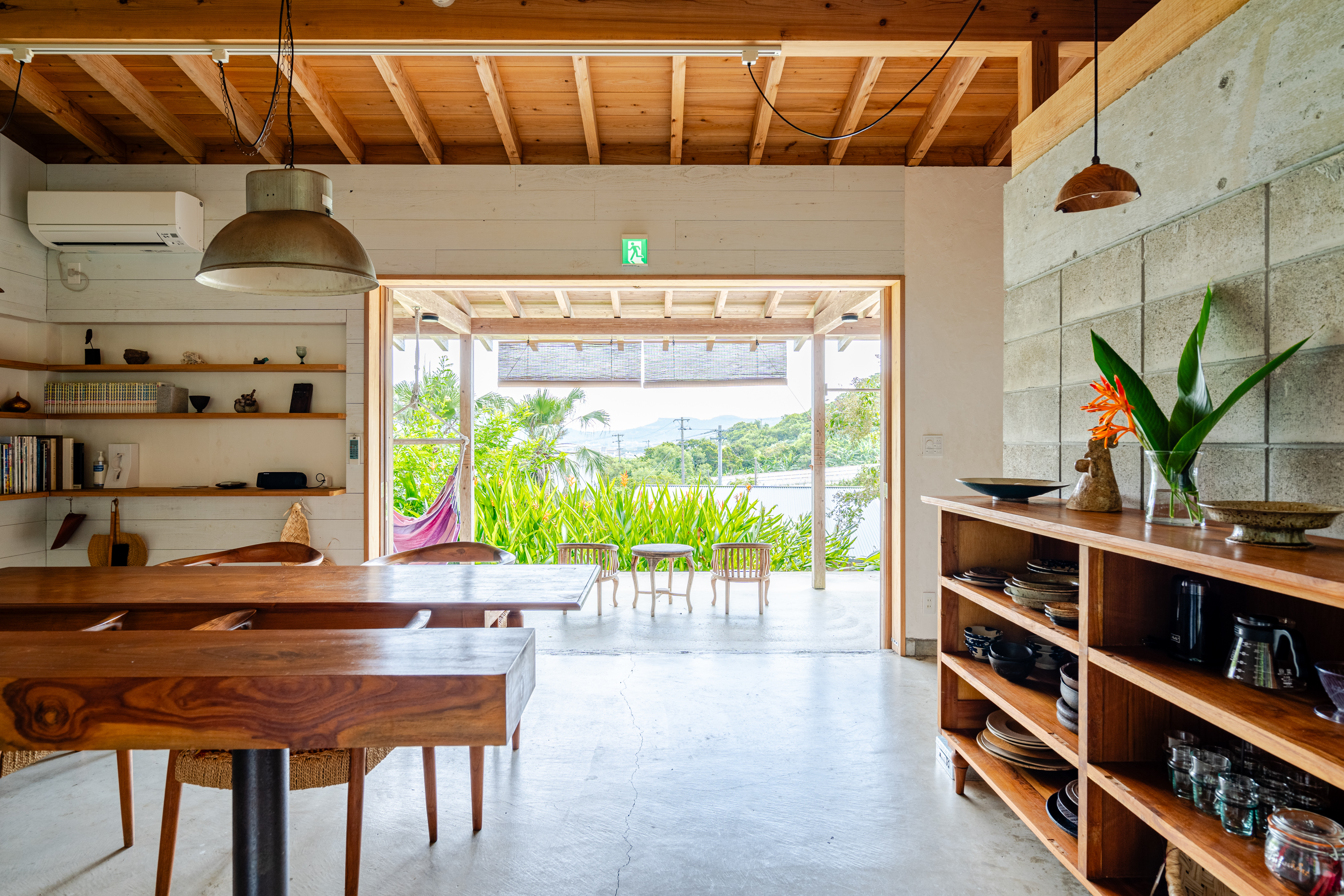 Indoor/outdoor dining space