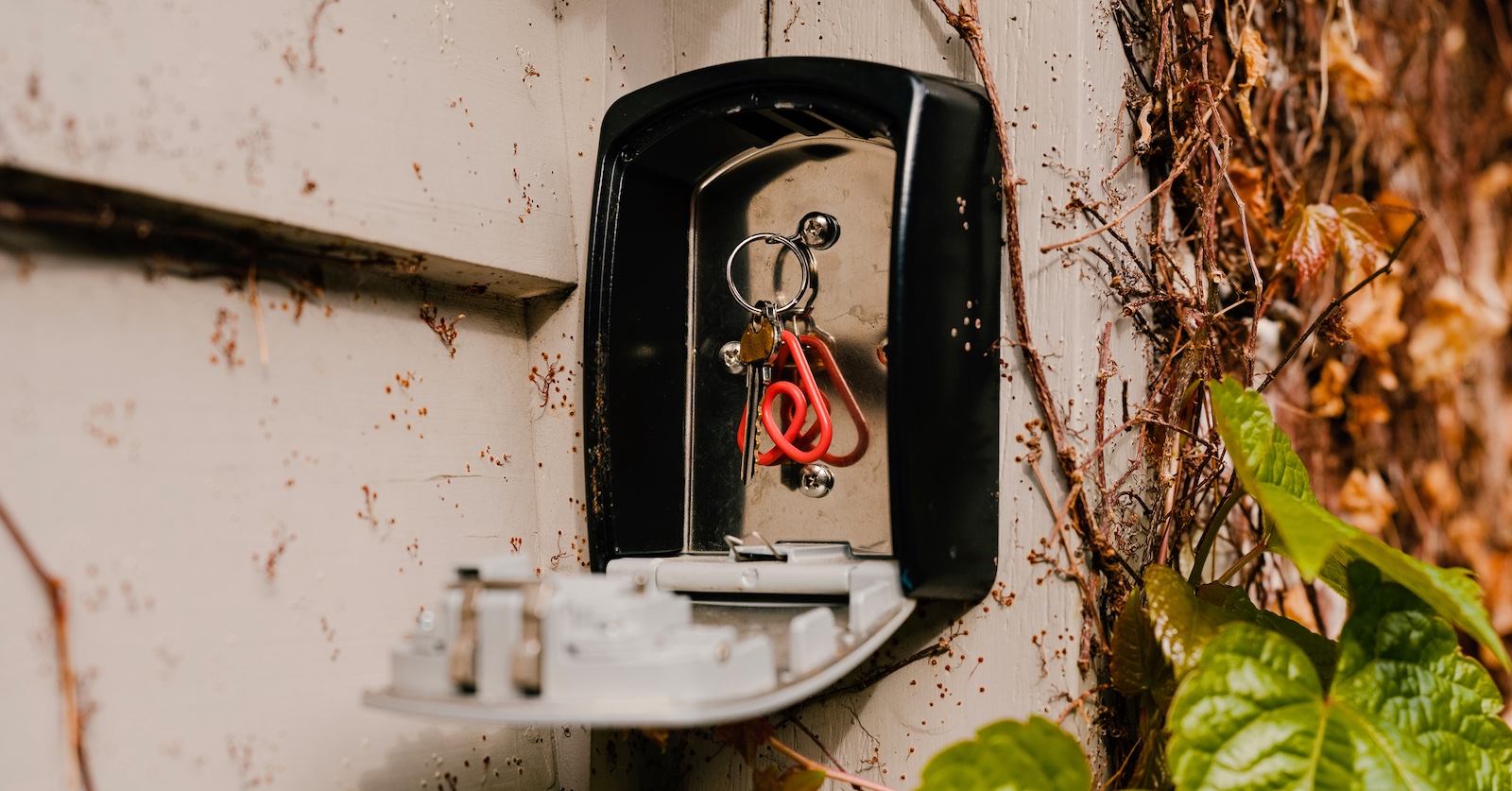 Lockbox containing a keyring holding a key and a Belo symbol