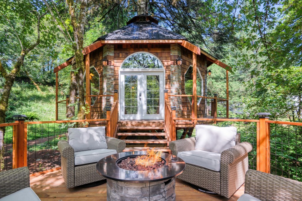 Treehouse with firepit and chairs