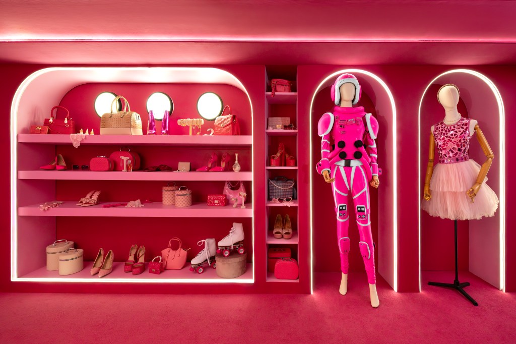 Camerino rosa de Belinda con un traje de astronauta y un vestido.Cuatro estantes con props de Daniela en Mentiras