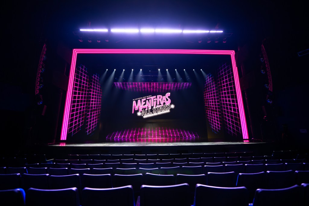 Vista del escenario del teatro con el logo de Mentiras All Stars